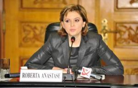 Roberta Anastase arata ca o stewardesa, Monica Ridzi pare 'fata batrana'