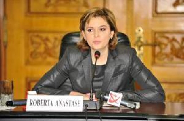 Roberta Anastase arata ca o stewardesa, Monica Ridzi pare 'fata batrana'