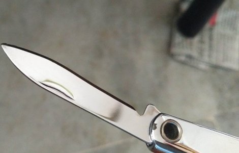 Un barbat si-a injunghiat mortal ginerele in fata politistilor