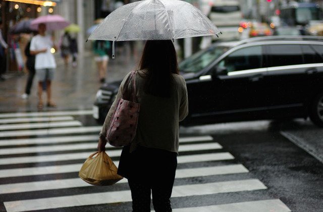 Cod galben de ploi torentiale si instabilitate atmosferica accentuata in 25 de judete, pana luni seara