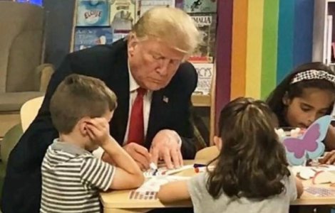 Donald Trump a colorat gresit drapelul SUA, cu o dunga albastra