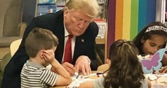 Donald Trump a colorat gresit drapelul SUA, cu o dunga albastra