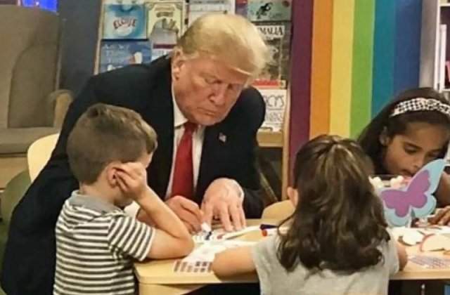 Donald Trump a colorat gresit drapelul SUA, cu o dunga albastra