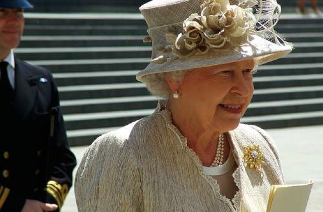 Austeritate la Palatul Buckingham: Regina stinge lumina