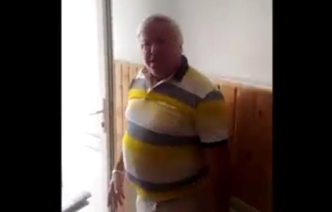 Membri USR, batuti de un primar cand au fost sa depuna semnaturile pentru "Fara penali" / VIDEO