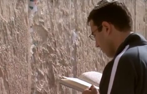 Zidul Plangerii a fost curatat de biletelele credinciosilor si asteapta noi mesaje adresate lui Dumnezeu