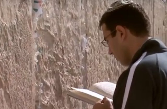 Zidul Plangerii a fost curatat de biletelele credinciosilor si asteapta noi mesaje adresate lui Dumnezeu