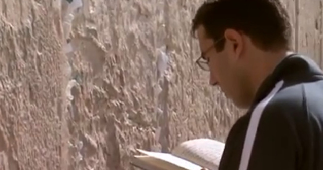 Zidul Plangerii a fost curatat de biletelele credinciosilor si asteapta noi mesaje adresate lui Dumnezeu