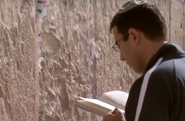 Zidul Plangerii a fost curatat de biletelele credinciosilor si asteapta noi mesaje adresate lui Dumnezeu
