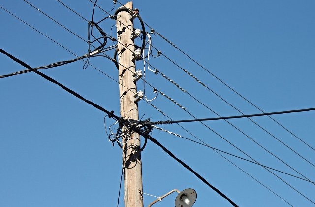 O adolescenta de 14 ani a murit dupa ce a cazut de pe un stalp de inalta tensiune