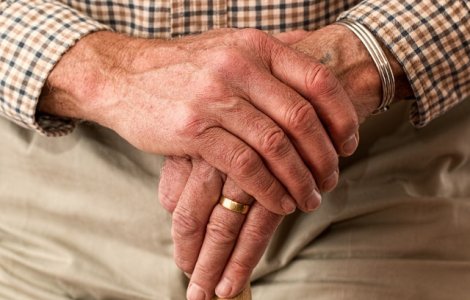 Dosar penal pentru purtare abuziva, dupa ce un batran ar fi fost batut de un ingrijitor