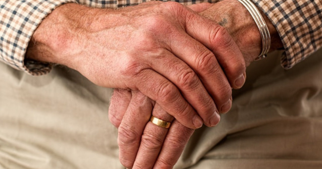 Dosar penal pentru purtare abuziva, dupa ce un batran ar fi fost batut de un ingrijitor