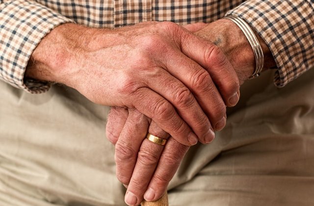 Dosar penal pentru purtare abuziva, dupa ce un batran ar fi fost batut de un ingrijitor