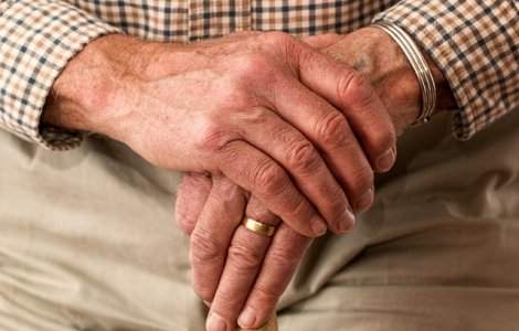 Dosar penal pentru purtare abuziva, dupa ce un batran ar fi fost batut de un ingrijitor