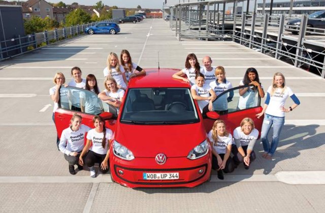 Cati oameni incap in cel mai mic Volkswagen?