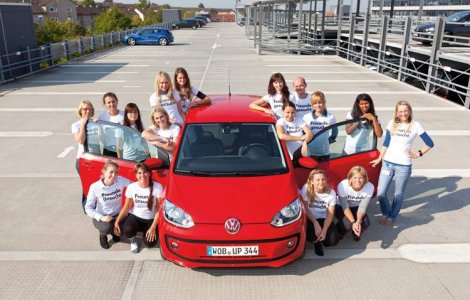 Cati oameni incap in cel mai mic Volkswagen?