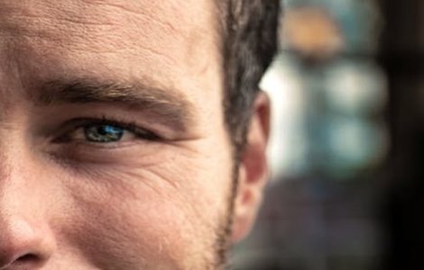 Studiu: Ridurile pronuntate de pe frunte pot trada un risc ridicat de boli cardiovasculare