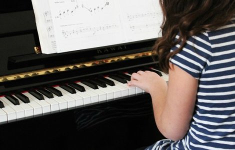  Top  10 beneficii daca inveti sa canti la un instrument muzical