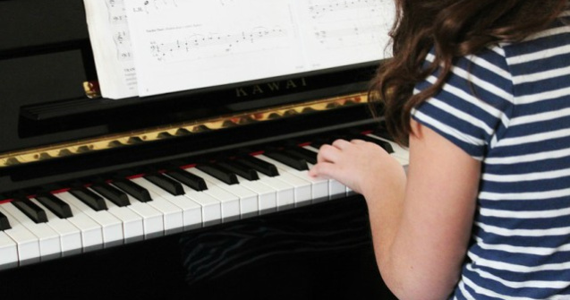  Top  10 beneficii daca inveti sa canti la un instrument muzical