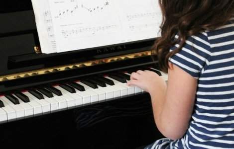  Top  10 beneficii de care te poti bucura daca inveti sa canti la un instrument muzical