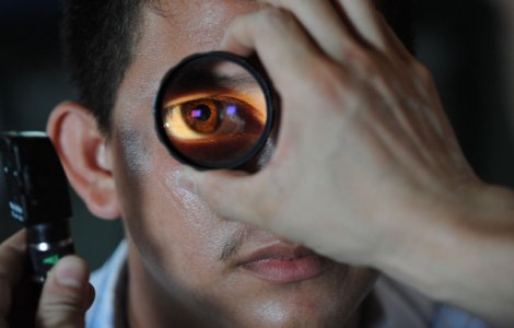 Studiu: Boala Alzheimer ar putea fi detectata precoce printr-o simpla consultatie oftalmologica