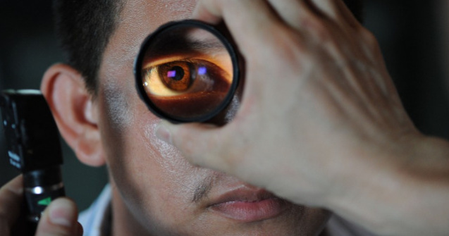 Studiu: Boala Alzheimer ar putea fi detectata precoce printr-o simpla consultatie oftalmologica