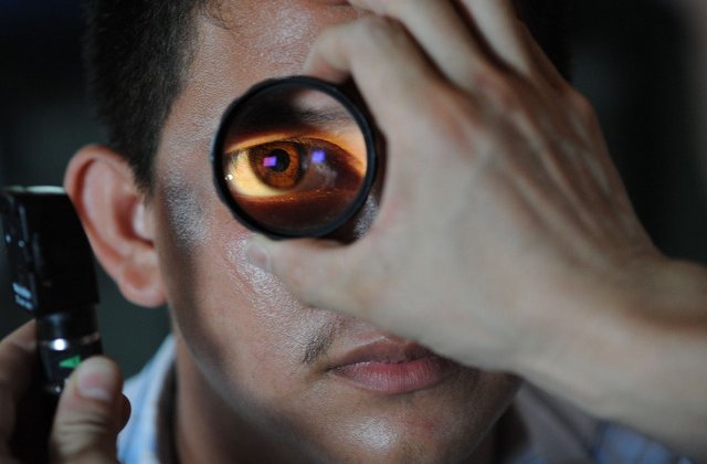 Studiu: Boala Alzheimer ar putea fi detectata precoce printr-o simpla consultatie oftalmologica