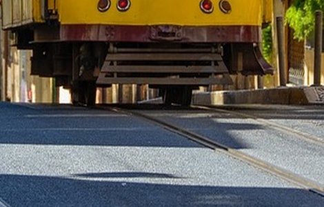 Un barbat acrosat de tramvai in Iasi a ajuns in stare critica la spital