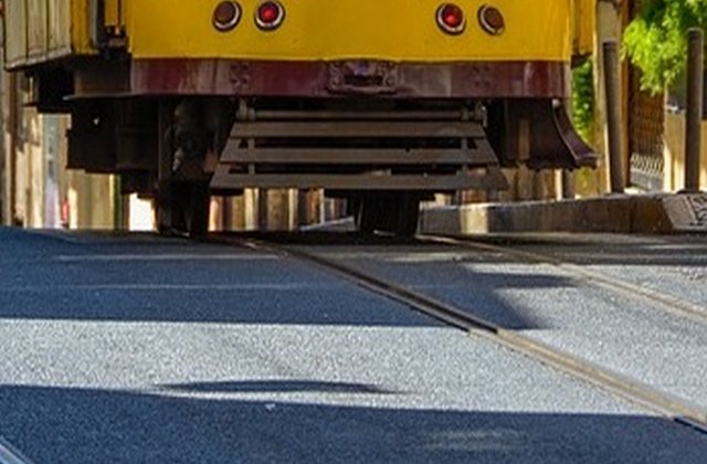 Un barbat acrosat de tramvai in Iasi a ajuns in stare critica la spital