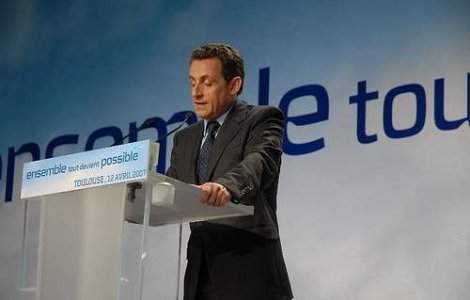 Sarkozy, "clovnul de la Elysee", condus de soacra si nevasta