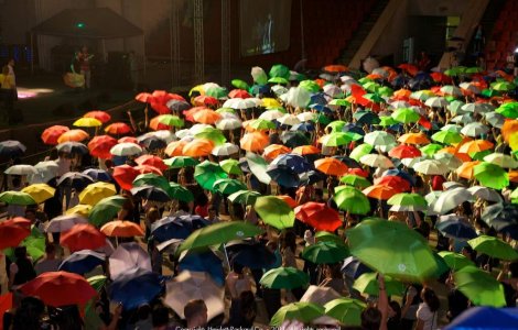 Cel mai mare dans cu umbrele din lume, in Romania