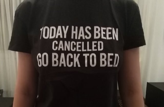 8 mesaje inspirate de pe tricouri care si-au atins scopul de a inveseli nu doar purtatorul