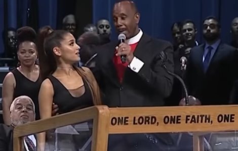 Momentul in care Ariana Grande este atinsa indecent de un pastor la funeraliile Arethei Franklin / VIDEO