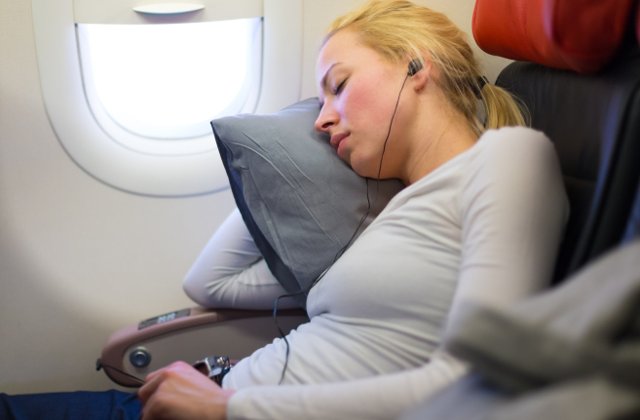 Nu poti dormi in avion? 10 trucuri de la experti care iti vin in ajutor