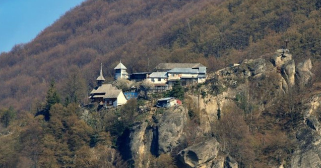 O femeie a murit dupa ce a cazut 100 de la metri de pe poteca de acces catre manastirea Cetatuia