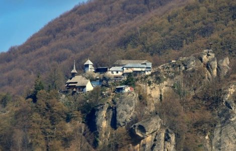 O femeie a murit dupa ce a cazut 100 de la metri de pe poteca de acces catre manastirea Cetatuia