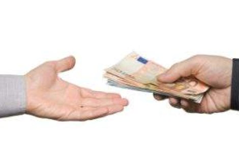 Boc a cerut sindicatelor sa accepte inghetarea salariilor timp de 6 luni