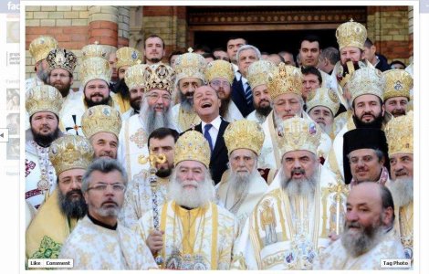 Imaginea anului: Basescu razand intre preoti