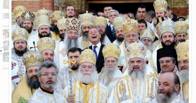 Imaginea anului: Basescu razand intre preoti