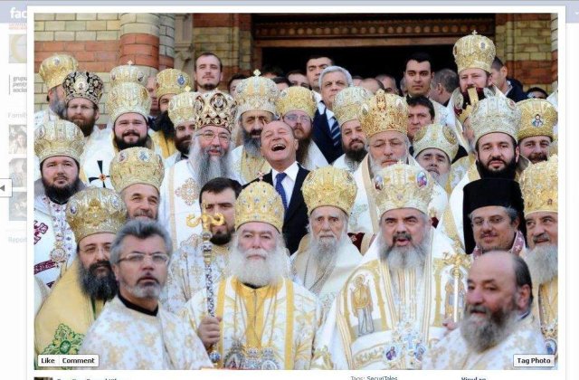 Imaginea anului: Basescu razand intre preoti