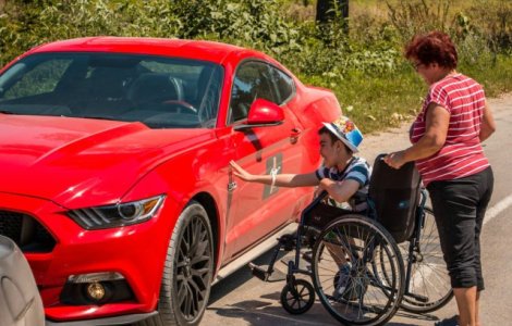 Surpriza unui copil bolnav: i-au venit 12 masini Mustang la poarta