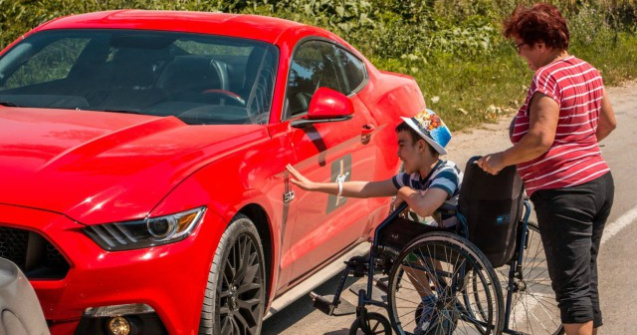 Surpriza unui copil bolnav: i-au venit 12 masini Mustang la poarta