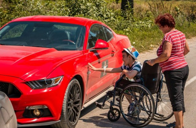 Surpriza unui copil bolnav: i-au venit 12 masini Mustang la poarta