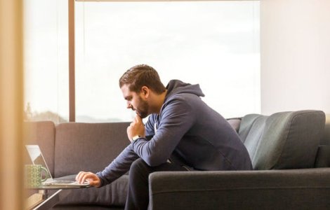 Studiu: 8 din 10 angajati romani vor sa lucreze de acasa