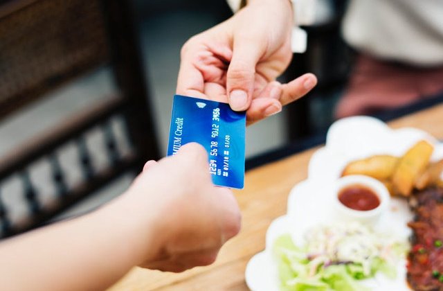 Mananca sanatos cu buget restrans. 8 sfaturi pentru a urma o dieta sanatoasa cu bani putini