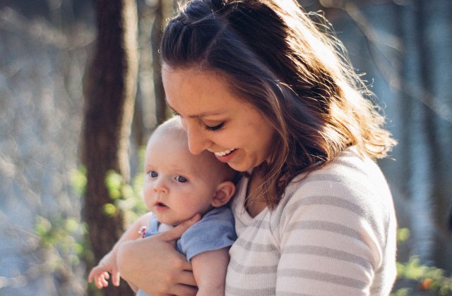 USR: Femeile cu venituri din drepturi de autor, lasate de coalitia PSD-ALDE fara indemnizatia de crestere a copilului