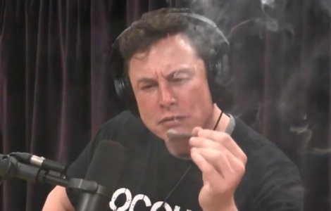 Elon Musk si-a aprins o tigara cu marijuana in timpul unei emisiuni / VIDEO