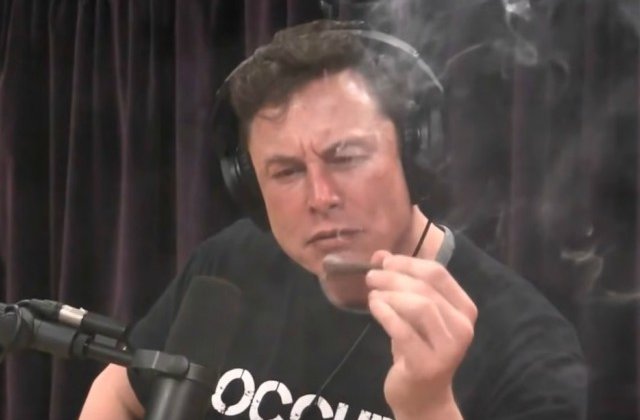 Elon Musk si-a aprins o tigara cu marijuana in timpul unei emisiuni / VIDEO