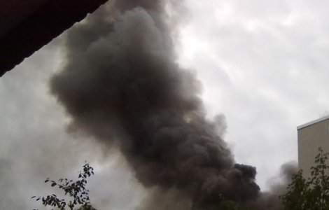 Incendiu puternic la o casa din Capitala, extins la un bloc invecinat. Mai multe persoane au avut nevoie de ingrijiri medicale
