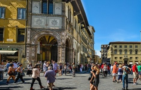 Mancatul pe strada, interzis intr-un oras din Europa. Turistii, obligati sa aleaga restaurantele